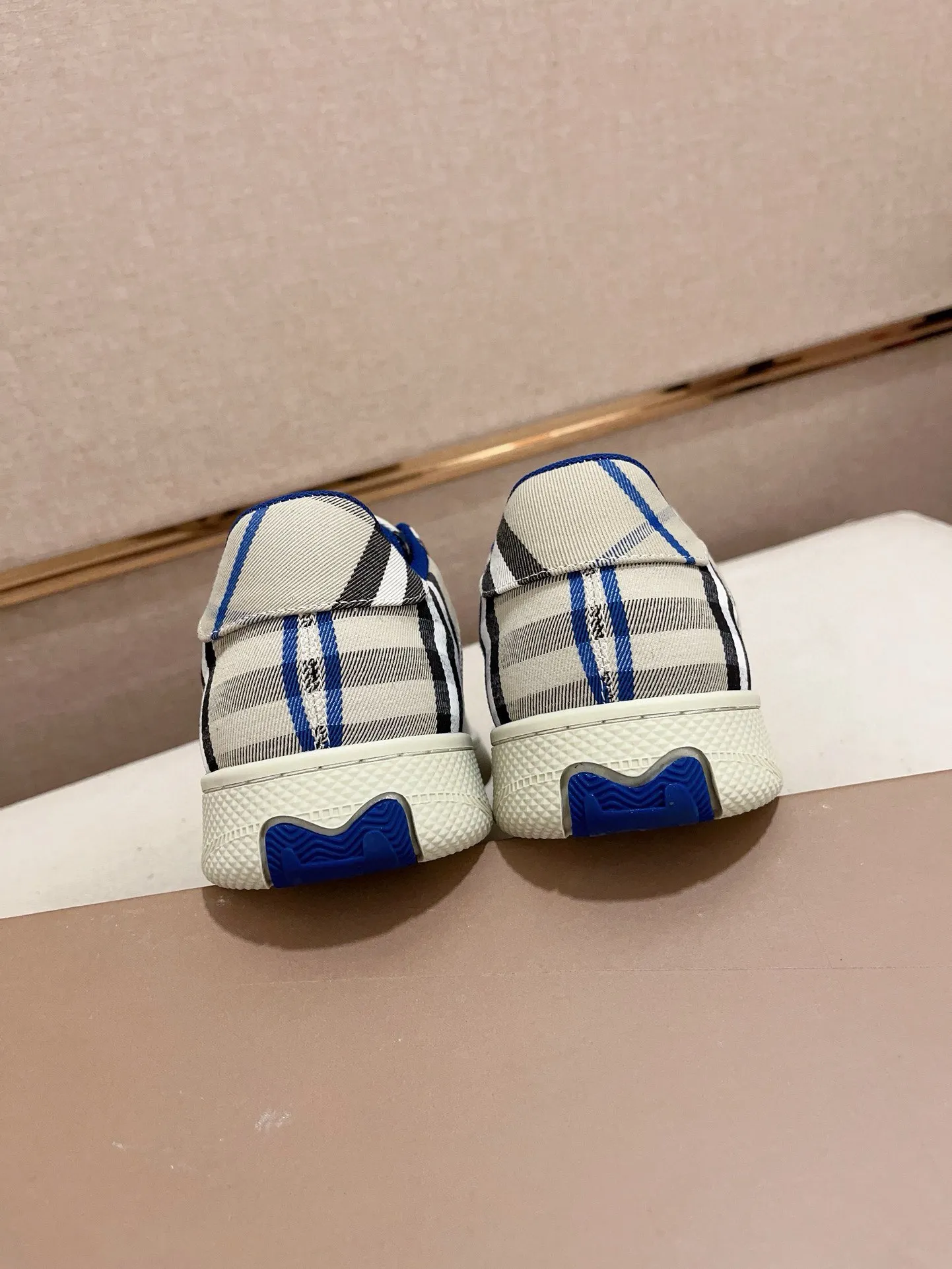 Men's shoes 💰: 560💰🇮🇹🇮🇹The counters are synchronized with Burberry's top purchasing agents🔍🔍Synchronized sales. Positive code number: 38-44. Italian imported cowhide, fully imported sheepskin lining, sole: original sole provided by the original factory, exclusive movable molded sole, super comfortable, original factory follow-up order, 🔍🔍high quality, you can enter and leave the counter at will, welcome to compare (45 yuan for customization, no return or exchange)